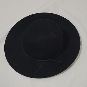 Phenix Black Wide-Brimmed Hat Stylish Accessory